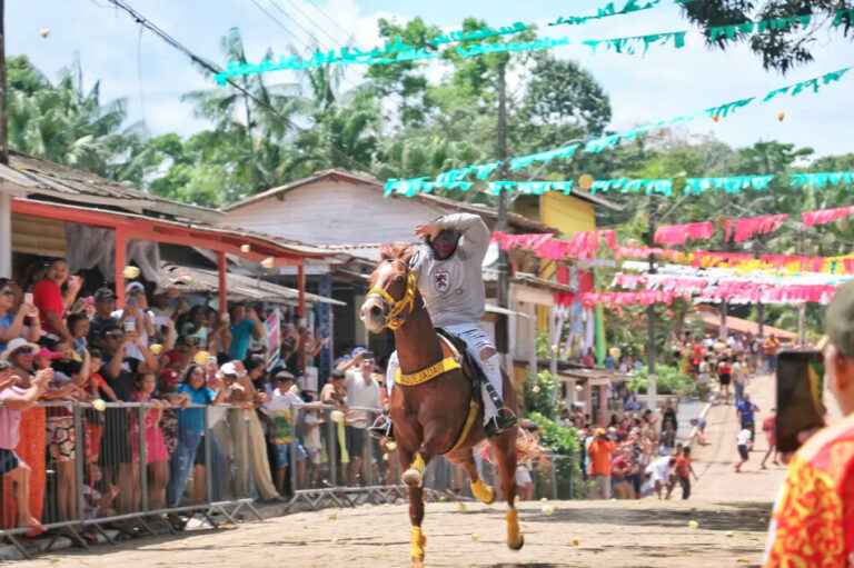 Festa de São Tiago: público se diverte ao atirar bagaços de laranja na passagem do ‘Bobo Velho’