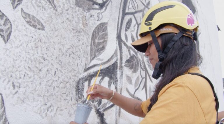 Manaus recebe murais feitos com tintas de cinzas de incêndios florestais