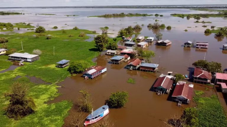 Cheia afeta 18 mil pessoas em Careiro da Várzea e deixa comunidades sem energia elétrica
