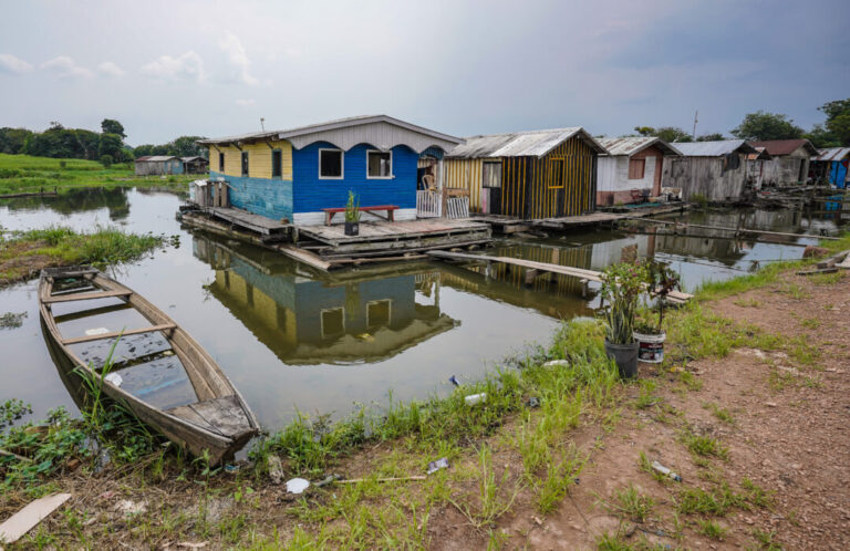 Rio Negro inicia vazante em Manaus, mas níveis seguem altos para o período