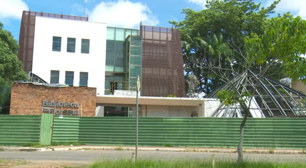 Parte do acervo de Chico Mendes estava na Biblioteca da Floresta que está fechada há mais de 5 anos — Foto: Seronilson Marinheiro/Rede Amazônica Acre