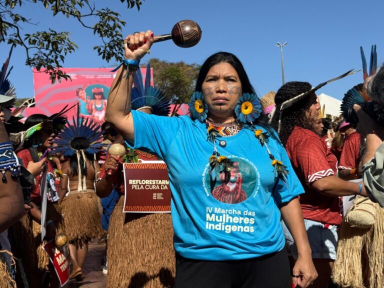 Mulheres indígenas da Amazônia levam suas vozes à luta em Brasília pela defesa de seus corpos e territórios