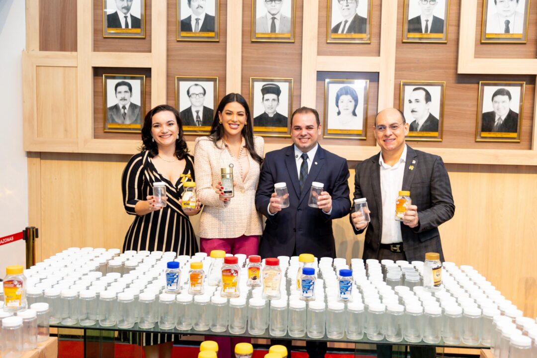 Deputada Mayra Dias entrega potes de vidro para Banco de Leite do Estado - aleam