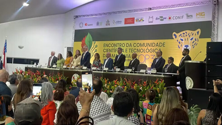 Cientistas da Amazônia apresentam carta com soluções ambientais à Janja e presidente da COP30 em Manaus