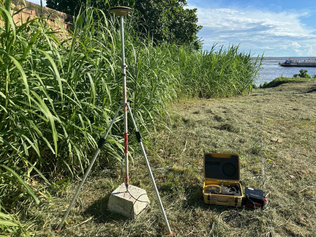 Equipamento utilizado na realização do mapeamento geodésico, auxiliando no monitoramento.
