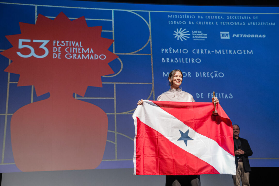 53º Festival de Cinema de Gramado - Adriana de Faria recebe o prêmio Melhor Direção por “Boiuna”, filme produzido na Amazônia, entregue pelo ator Marcos Breda | Foto oficial: Cleiton Thiele/Ag.Pressphoto