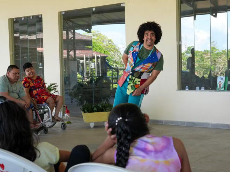 Contador de histórias acreano percorre o país com apresentações sobre imaginário popular