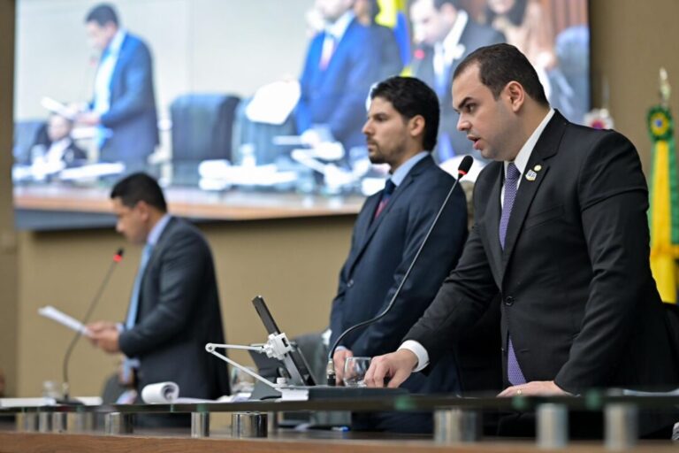 PL de Roberto Cidade, que protege crianças nas redes sociais, é aprovado na Aleam