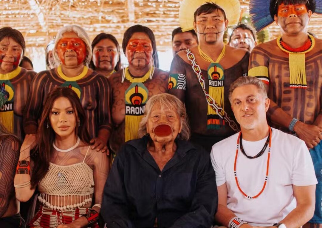 Anitta visita o Xingu e o Cacique Raoni ao lado de Luciano Hulk