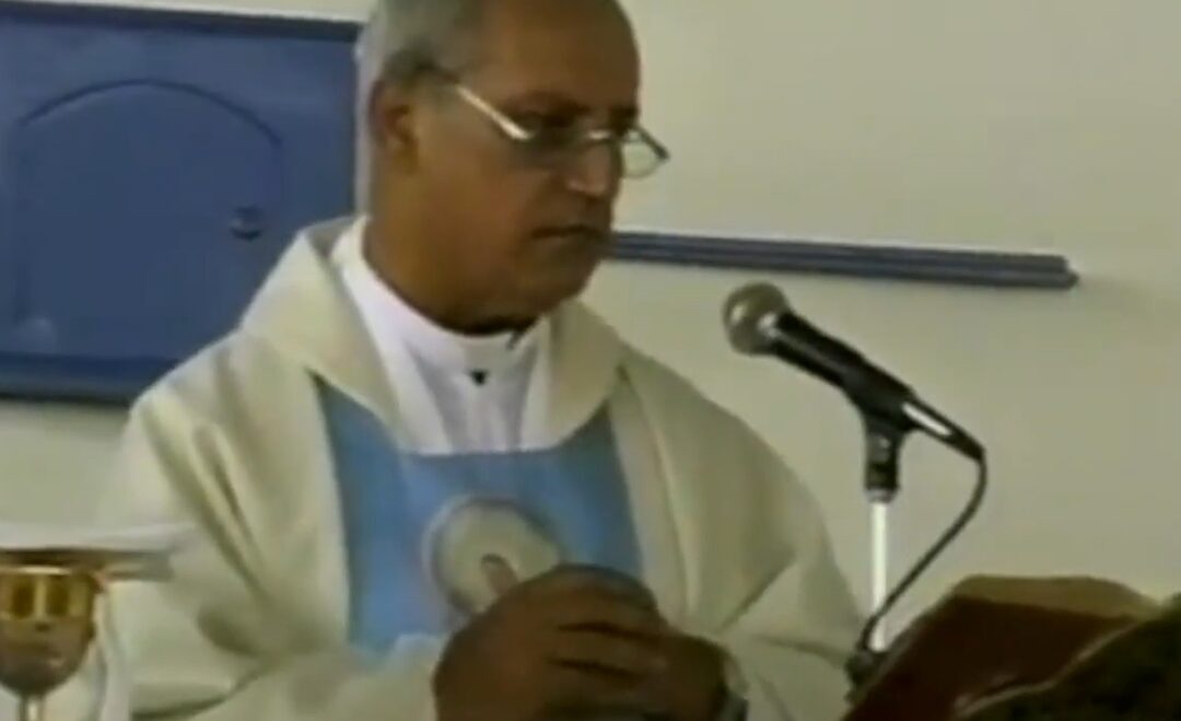 imagem colorida mostra o padre Nazareno Lanciotti durante missa em Mato Grosso