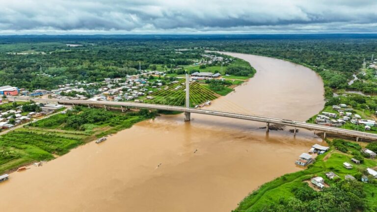 Imac investiga derramamento de óleo no Rio Juruá; imagens mostram manchas