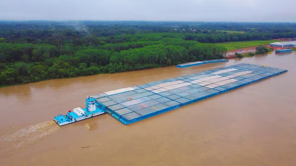 barcaças navegando nos rios de rondônia