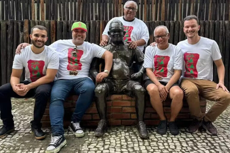 ‘Samba 15’ é campeão na Mangueira com enredo sobre Mestre Sacaca