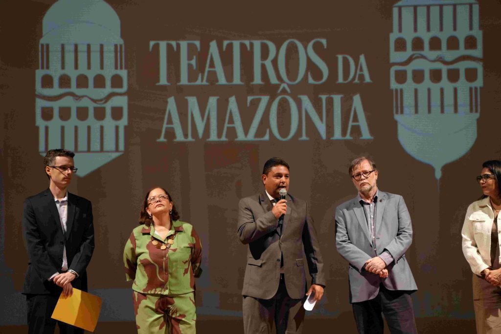 comitiva avalia teatros da amazônia