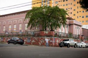 Imagem colorida mostra fachada do prédio onde funcionou a Escola Saldanha Marinho. O local está fechado e com várias pichações na área externa.