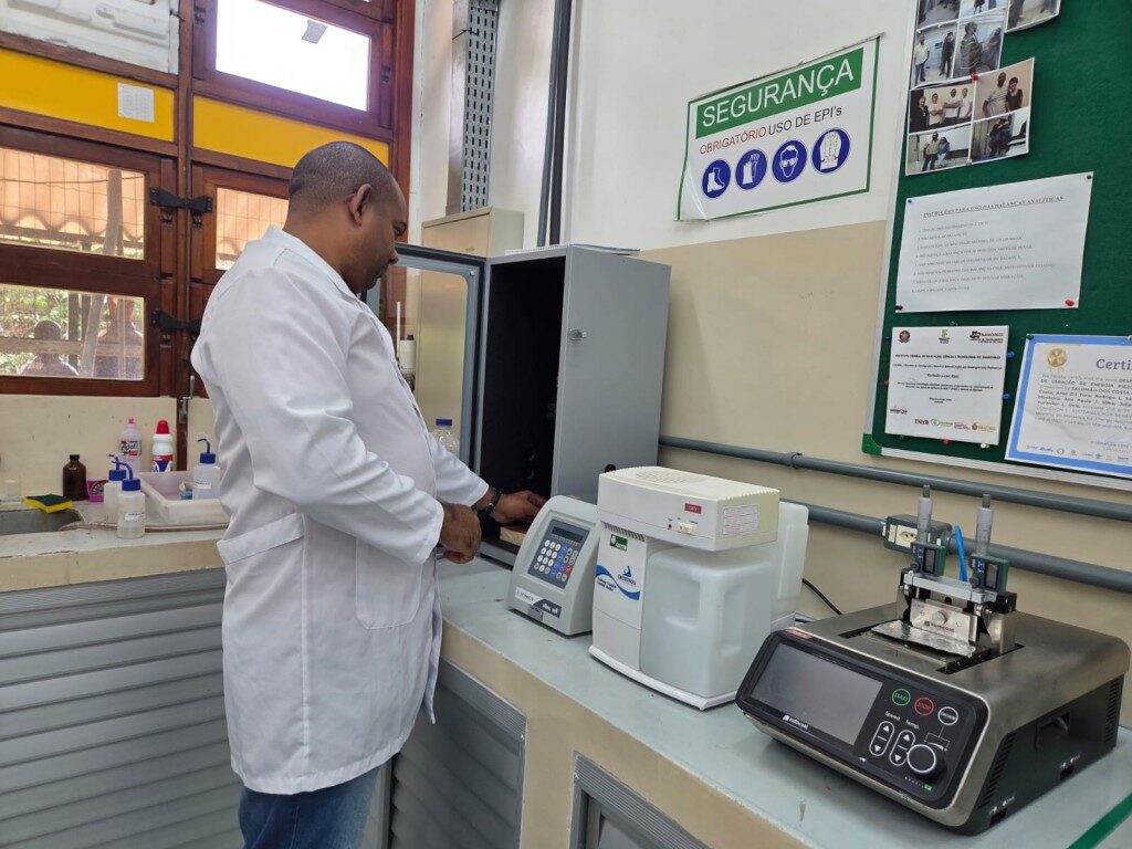 pesquisa analisa água e metais