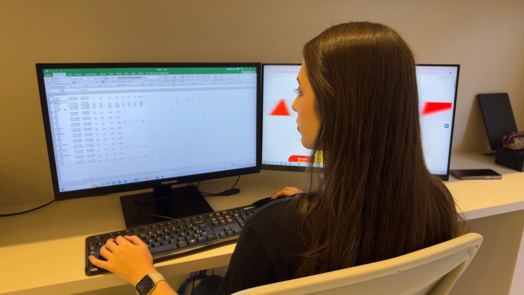 imagem colorida retrata estudante analisando dados sobre aids no amazonas