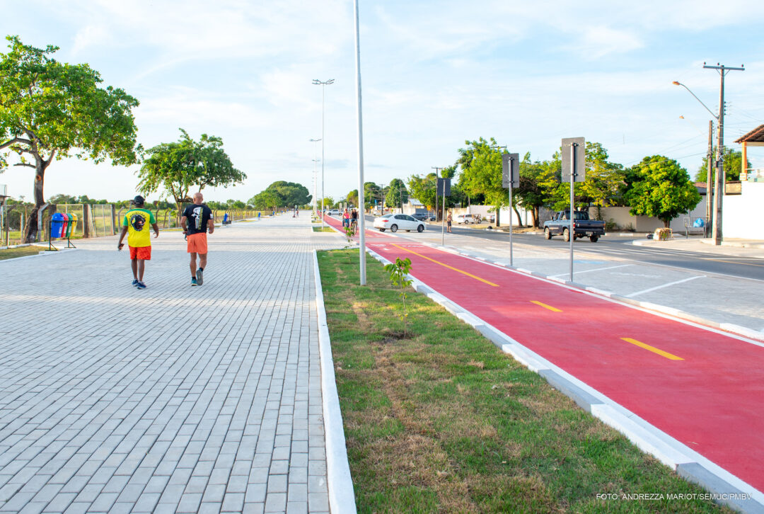 Imagem colorida mostra pessoas caminhando na Praça Linear em Boa Vista