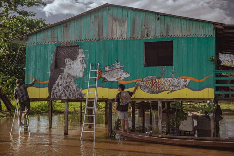 Duo Curumiz leva arte e identidade amazônica às comunidades ribeirinhas de Parintins