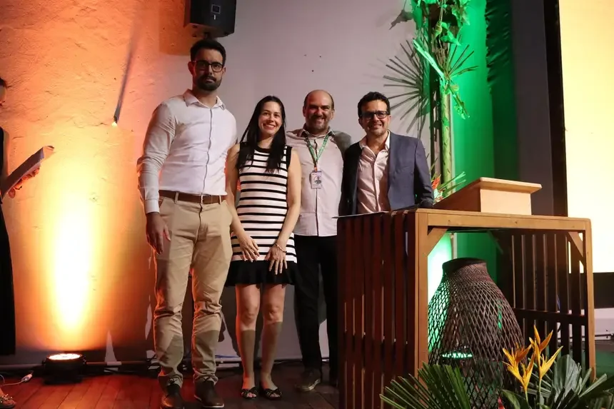 imagem colorida mostra grupo que firmou acordo conservação do peixe-boi na Amazônia/ pará