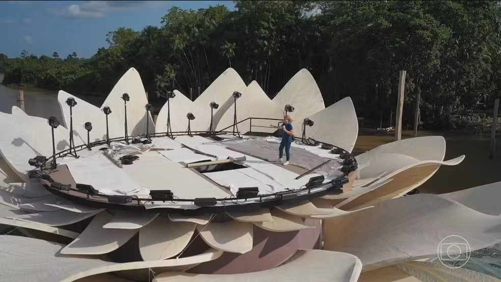 Palco em formato de Vitória- régia para o show de Mariah Carey