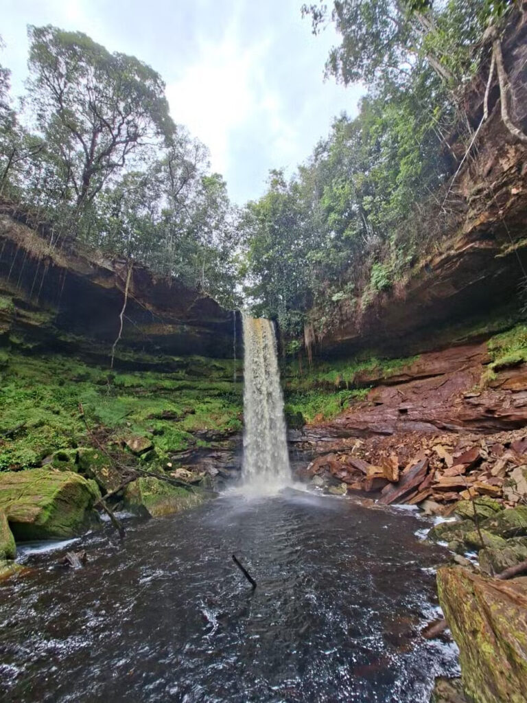 Cachoeira de 35 metros de altura é descoberta por guias em Presidente Figueiredo, no Amazonas