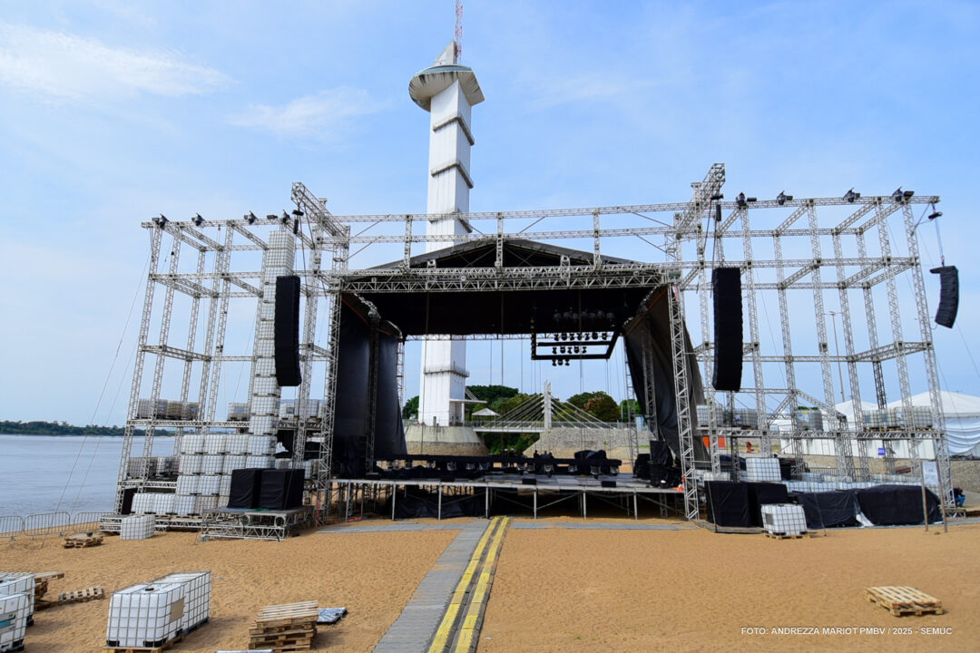 O palco Lua, do Mormaço 2025, ganha forma às margens do Rio Branco, pronto para receber incríveis apresentações. Foto: Andrezza Mariot/PMBV