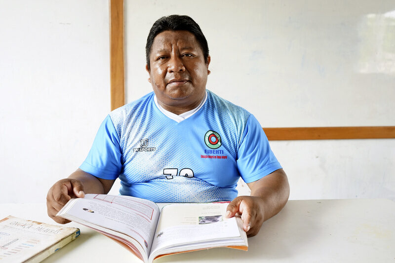 Imagem colorida do pesquisador indígena amazonense dzoodzo baniwa 