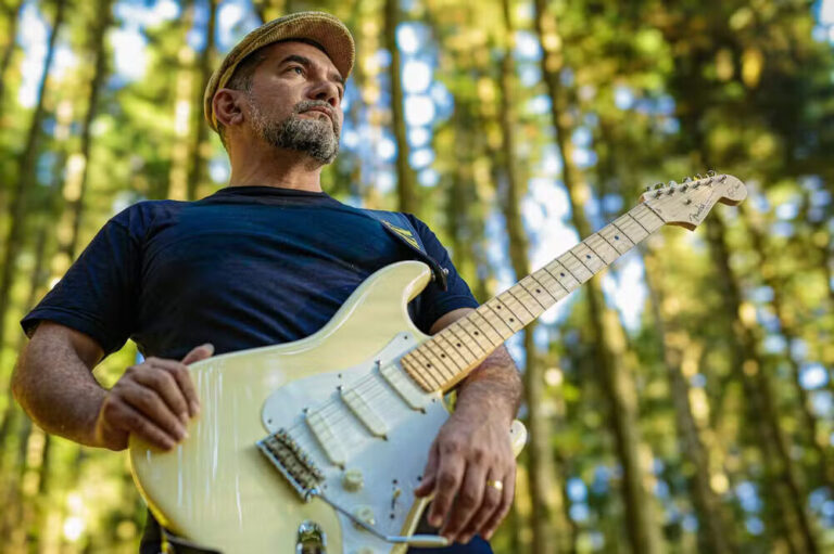 Ex-instrumentista do Carrapicho, Rosivaldo Cordeiro conquista a França com sua musicalidade