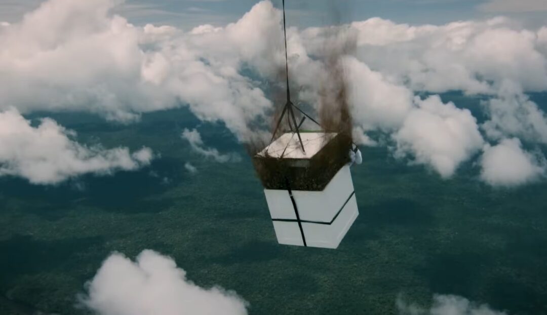 imagem colorida mostra equipamento de paraquedista brasileiro com sementes de espécies da Amazônia