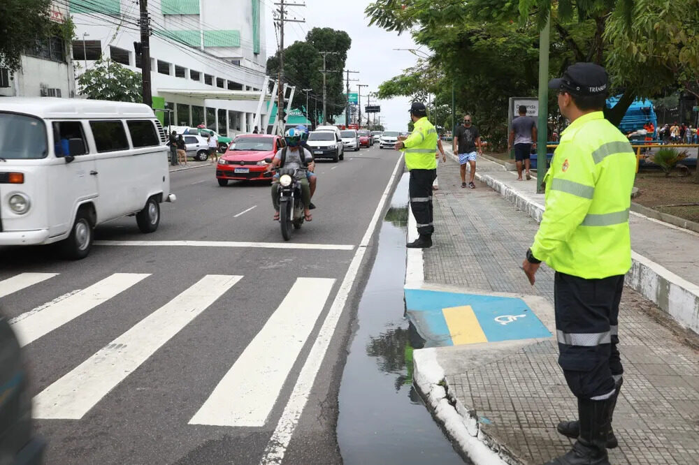 Agentes de trânsito na Avenida Álvaro Maia, Zona Sul de Manaus, no Amazonas