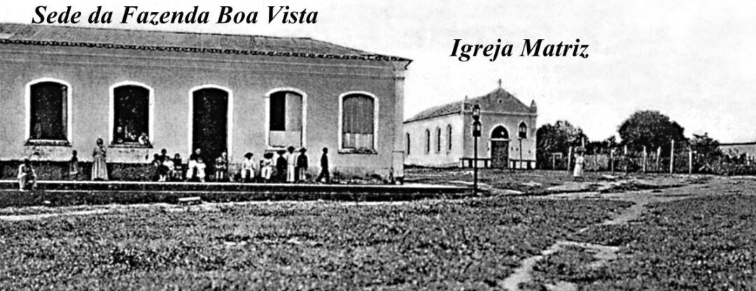 Imagem em preto e branco mostra Fazenda Boa Vista onde hoje é o restaurante Meu Cantinho. Bem próximo fica a Igreja da Matriz