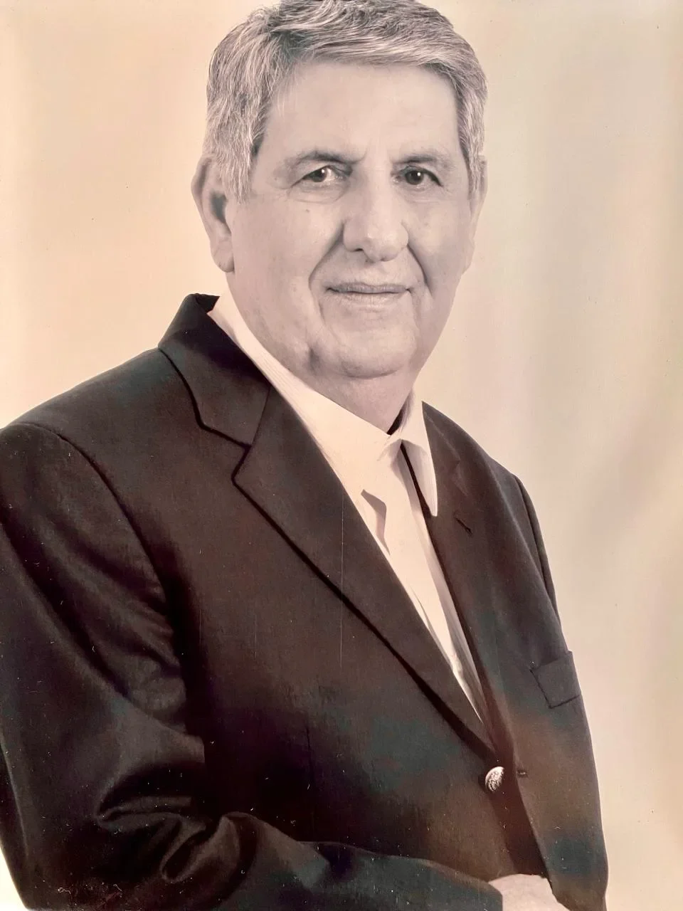 Imagem em preto e branco mostra Salomão Hatem