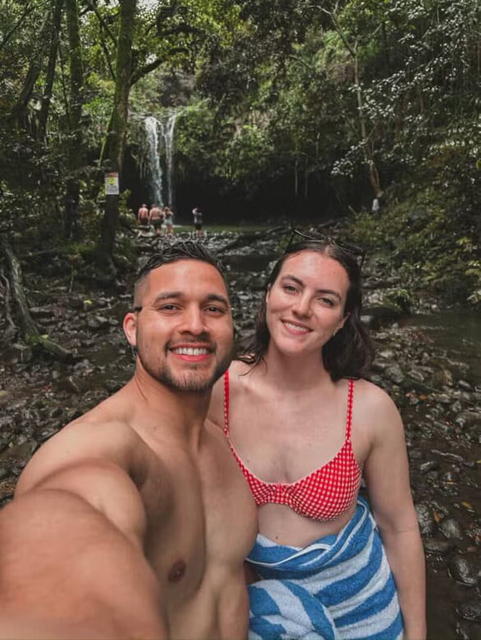 Norte-americana aprende cultura amazonense na prática com esposo; vídeos viralizaram