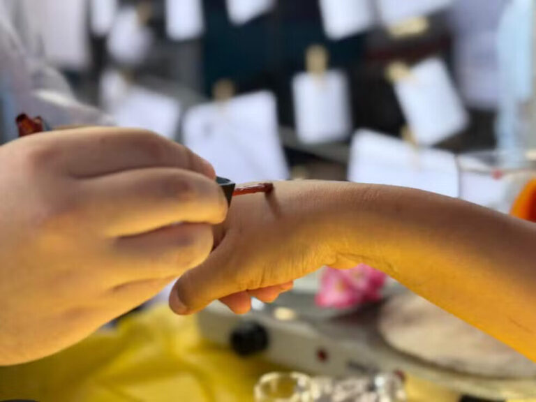 Estudantes criam maquiagem natural inspirada na cultura indígena Wajãpi