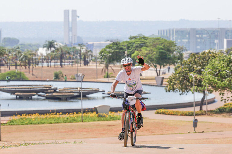 Do Rio a Belém: ambientalista promove educação durante viagem de bicicleta
