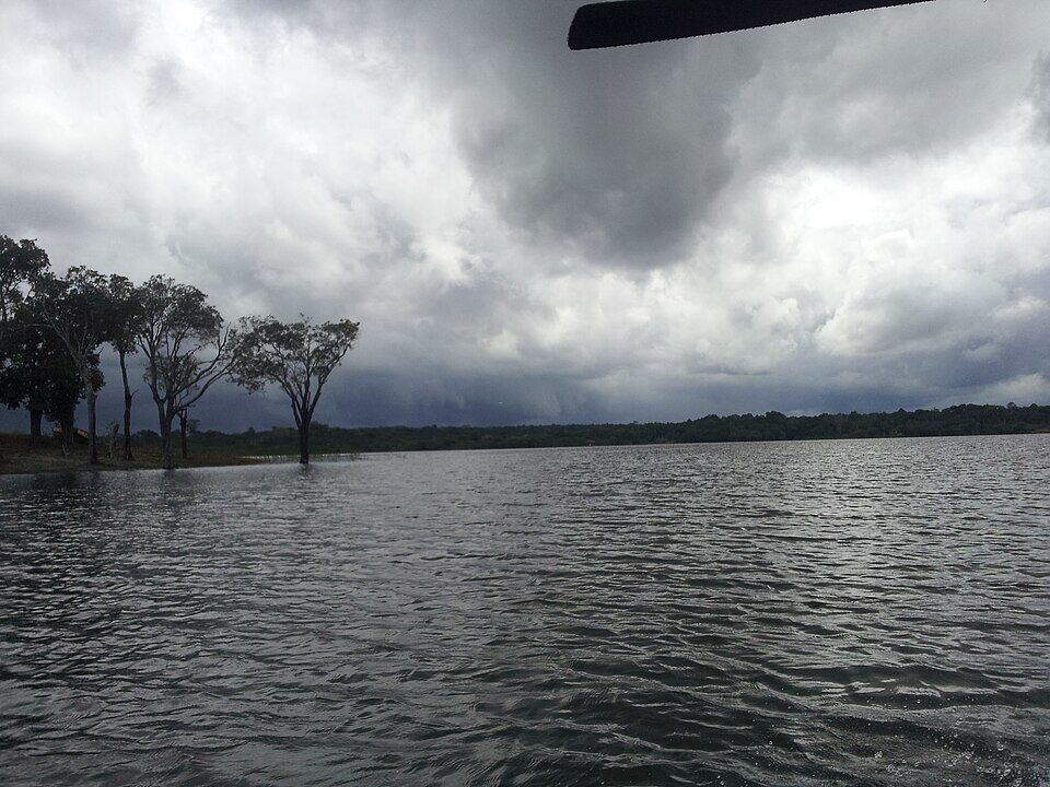 Imagem colorida mostra rio Andirá próximo a cidade de Barreirinha no Amazonas