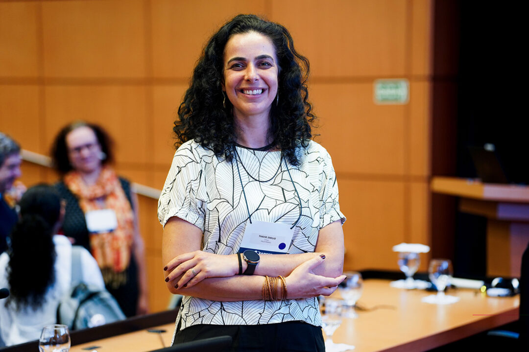 Thaise Emílio, professora da Unesp, coordenadora do projeto e pesquisadora associada ao CBioClima: apesar de ser apenas uma entre 171 famílias de plantas arborescentes na Amazônia, as palmeiras são extremamente dominantes na floresta, tanto no dossel como no sub-bosque. Foto: Daniel Antônio/Agência FAPESP