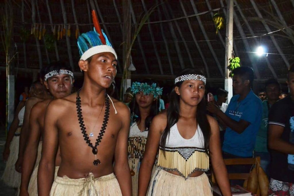Imagem colorida mostra encontro de jovens da etnia Macuxi