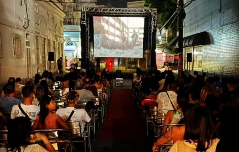 Cinemas de rua mantêm viva a tradição de assistir filmes fora dos shoppings de Manaus