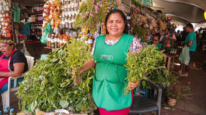 erveira prepara banho de cheiro em Belém