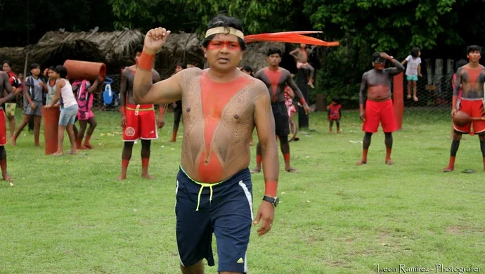 Imagem colorida mostra Zeca Gavião em conversa com indígenas e possíveis atletas do Gavião Kyikatejê em 2014.