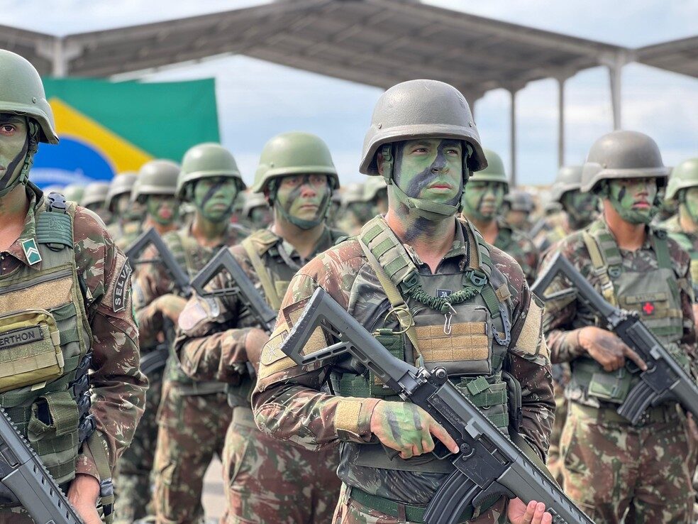 demonstração com tanques, aviões e armas em Roraima