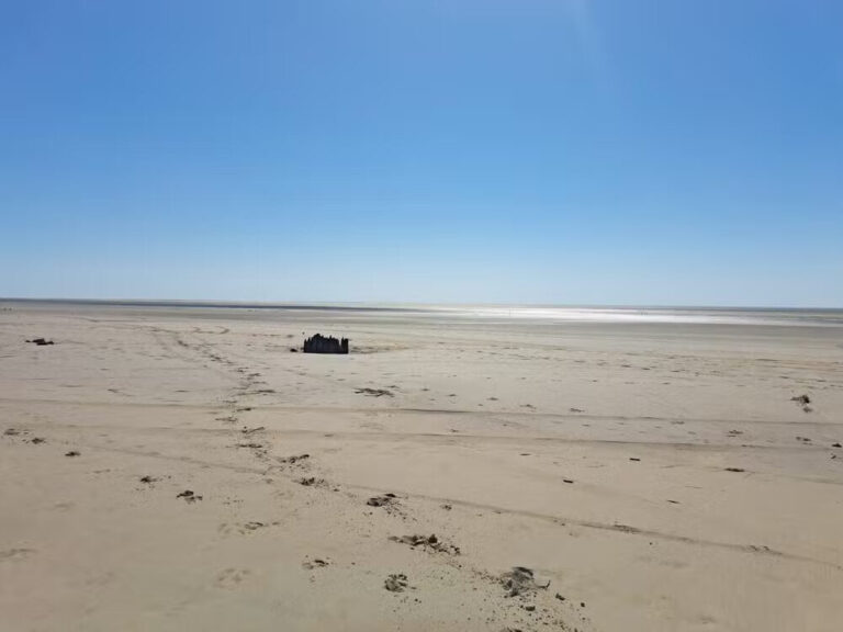 Pesquisa nacional sobre microplásticos identifica poluição em praia do Amapá