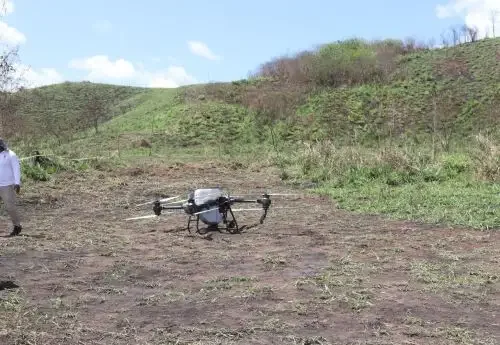 uso de drones na campanha para restaurar florestas amazônicas afetadas por incêndios no Peru