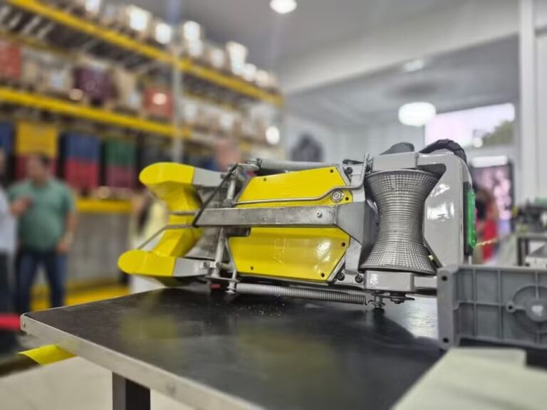 Robô para colheita de açaí começa a ser produzido em fábrica no Amapá