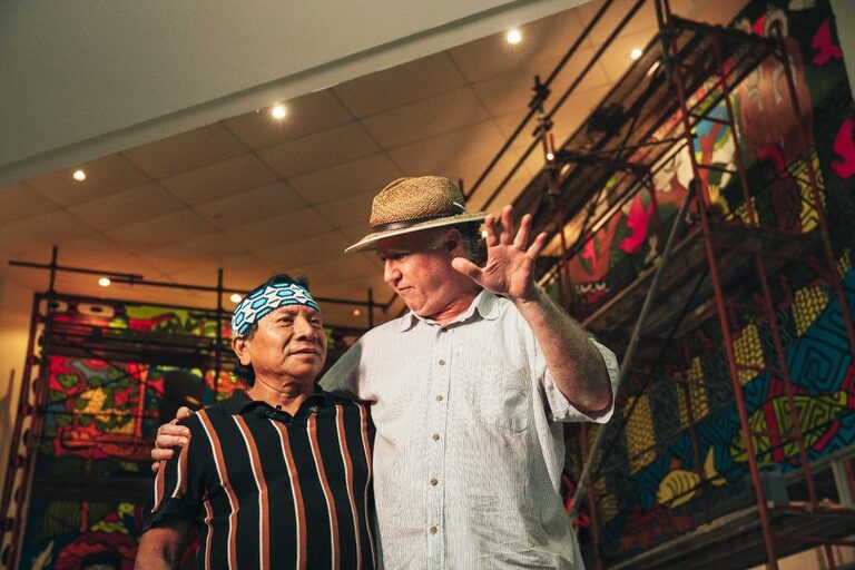 Ibã Huni kuin , um dos artistas do mural, sendo recebido pelo diretor do Museu Goeldi, Nilson Gabas Júnior. Foto: Cabron Studios/Carmo Johnson Projects.