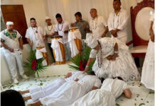 Na foto está a ahama da Xwé Acè Nă Djohun, Gäniyäku Jokolosy, no Amapá, dando a benção aos filhos Foto Divulgação Xwé Acè Nă Djohun