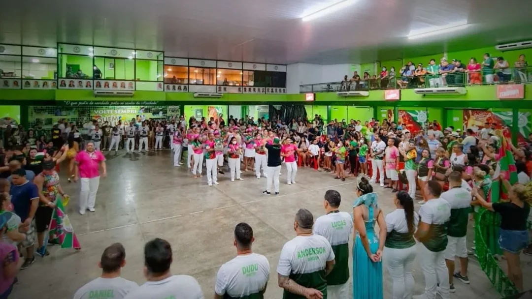 Imagem colorida mostra Quadra da Escola de Samba Vitoria Régia em ensaio feito em 2020, espaço onde surgia a inspiração da canção Feitio de Paixão