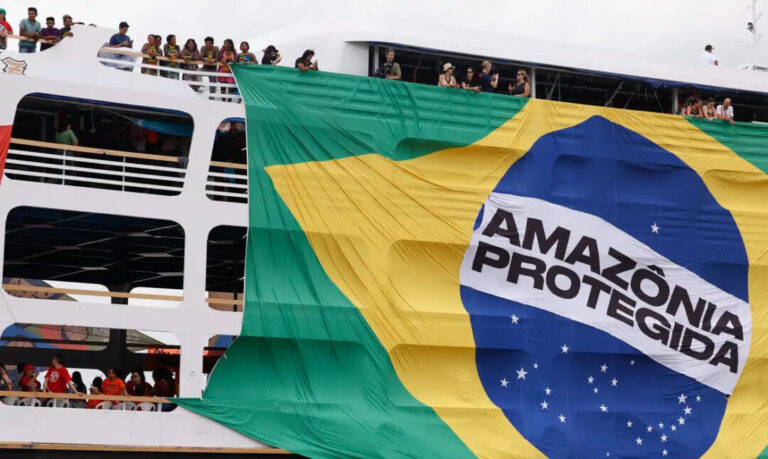 Barqueata reúne movimentos sociais em Belém durante a COP30